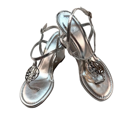 Lilly‎ Pulitzer Silver Metallic Wedge Sandals Logo Medallion Women's Size 6 - Picture 9 of 10